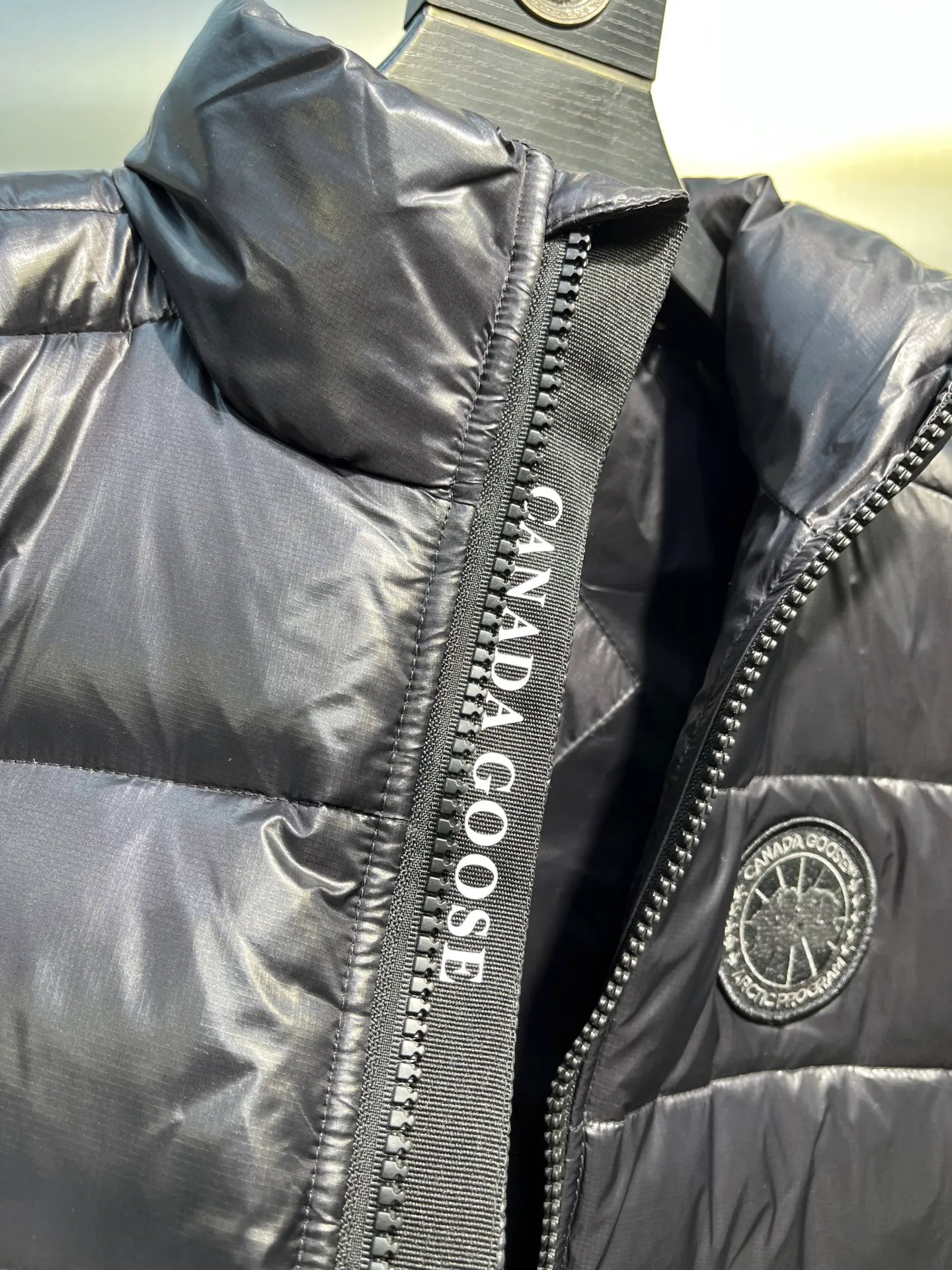 P560 Canadian brand CanadaGoose men's and women's CROFTON lightweight down vest 2229M DWR water-repellent treatment WindWall windproof fabric 700 fleece filling original mold opening details one to one production The upper body effect is stunning Exclusively available on the Xiaohongshu purchasing platform The highest version on the market Size: XS S M L XL XXL